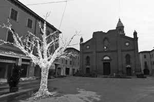 “Questo Natale non ci saranno solo luci e luminarie a rompere i muri di nebbia della bassa, ma anche cumuli di macerie”